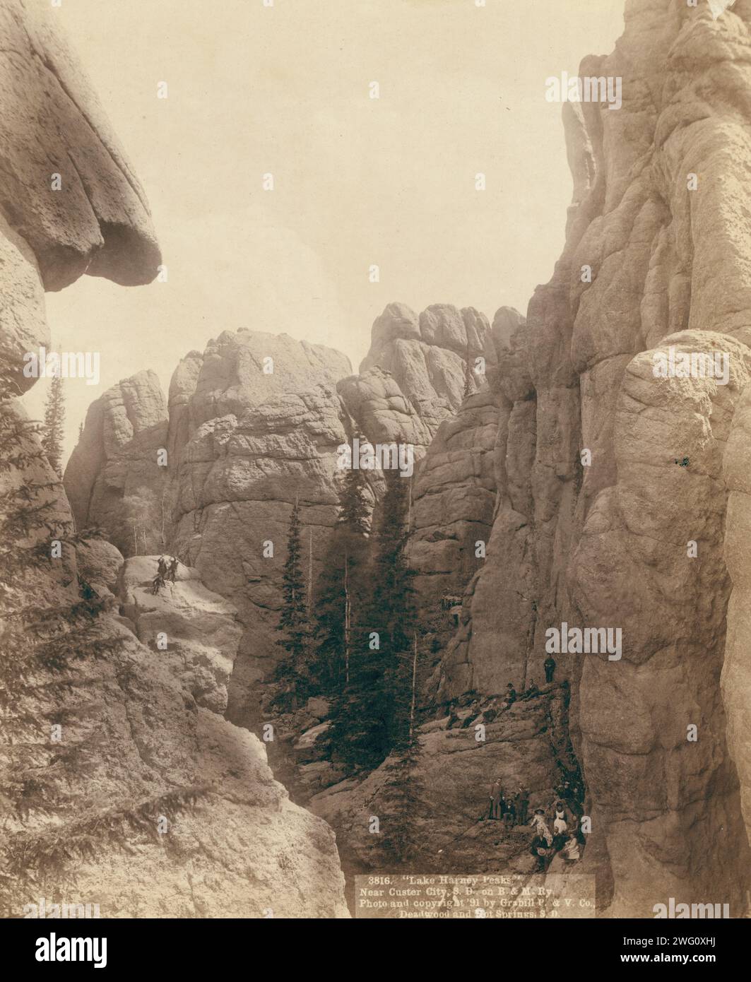 Lake Harney Peaks, in der Nähe von Custer City, SD, auf B&amp; M Ry, 1891. Nahaufnahme der Gipfel; Wanderer sitzen und stehen auf Graten. Stockfoto