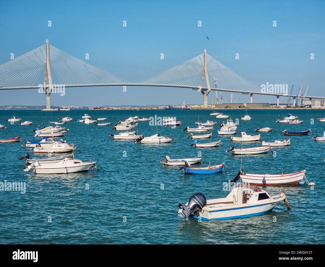 Blick auf die Bucht von Cadiz, mit kleinen Freizeitbooten und der Verfassungsbrücke im Hintergrund Stockfoto