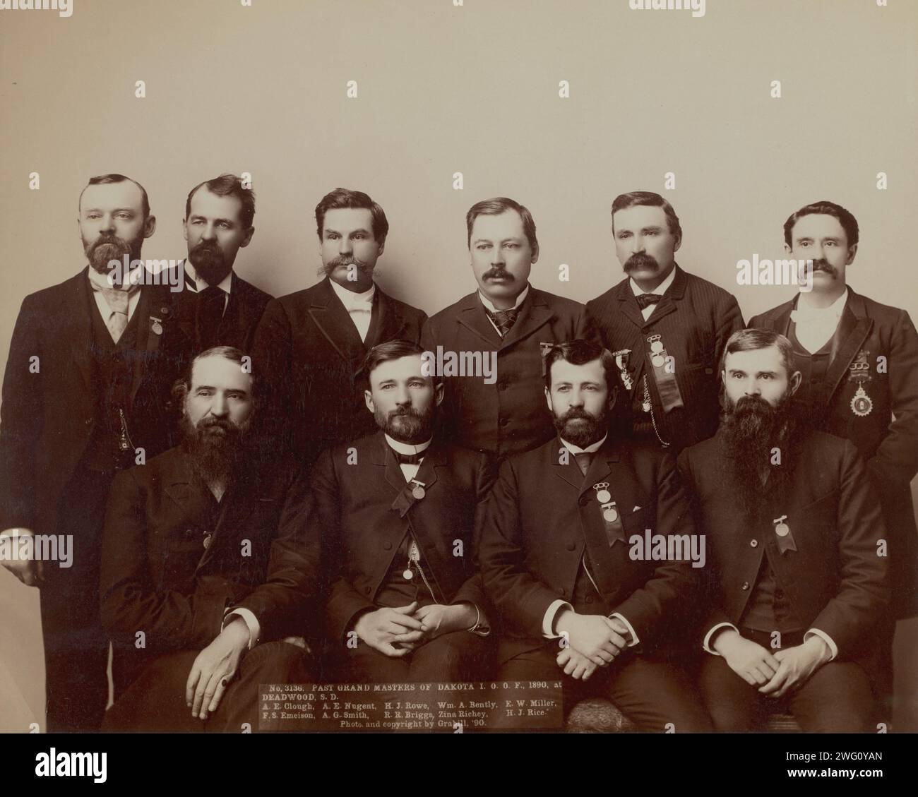 Vorbei an Grand Masters of Dakota I.O.O. F., 1890, in Deadwood, S.D. A.E. Clough, A.E.Nugent, H.J. Rowe, WM. A. Bently, F.W. Miller, F.S. Emeison. A. G. Smith, R.R. Briggs, Zina Richey, H.J. Rice []. Porträt der Studiogruppe von zehn Männern in formeller Kleidung. Stockfoto