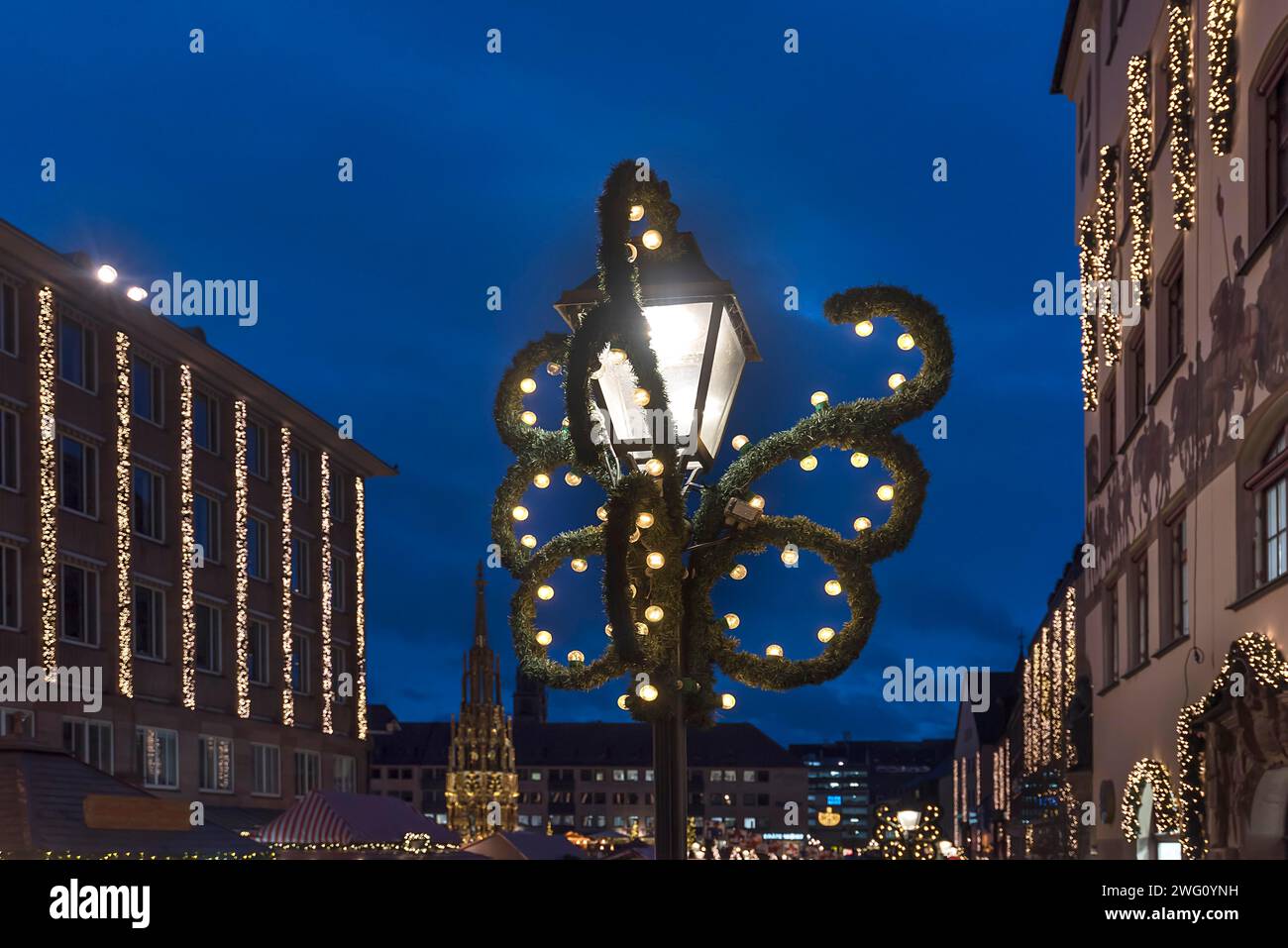 Dekorierte Straßenlaterne am Christkindlesmarkt, Nürnberg, Mittelfranken, Bayern, Deutschland Stockfoto