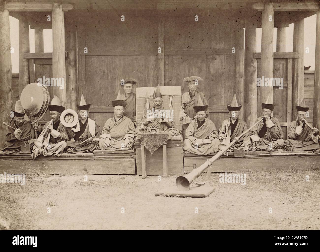 Gusinoozersk Datsan Khamba Lama (Abt (1)), Lamas und lama-Musiker. Während des Gottesdienstes hält Khamba Lama einen „Honkho“ in der Hand, das heißt eine Glocke und einen Vachir (2), und schüttelt sie, wenn Zaubersprüche gelesen werden. 1886 war Dan der Khamba Lama., 1880–1889. Aus einem Album mit Fotos und Drucken, das Höhepunkte der Stadt Irkutsk und ihrer Umgebung im späten 19. Jahrhundert zeigt. Irkutsk war zu dieser Zeit das Zentrum des sibirischen kulturellen und intellektuellen Lebens. Zu den gezeigten Gebäuden gehören das Museum of Regional Studies, eine technische Schule, ein Waisenhaus, Hotels und die Kirche o Stockfoto