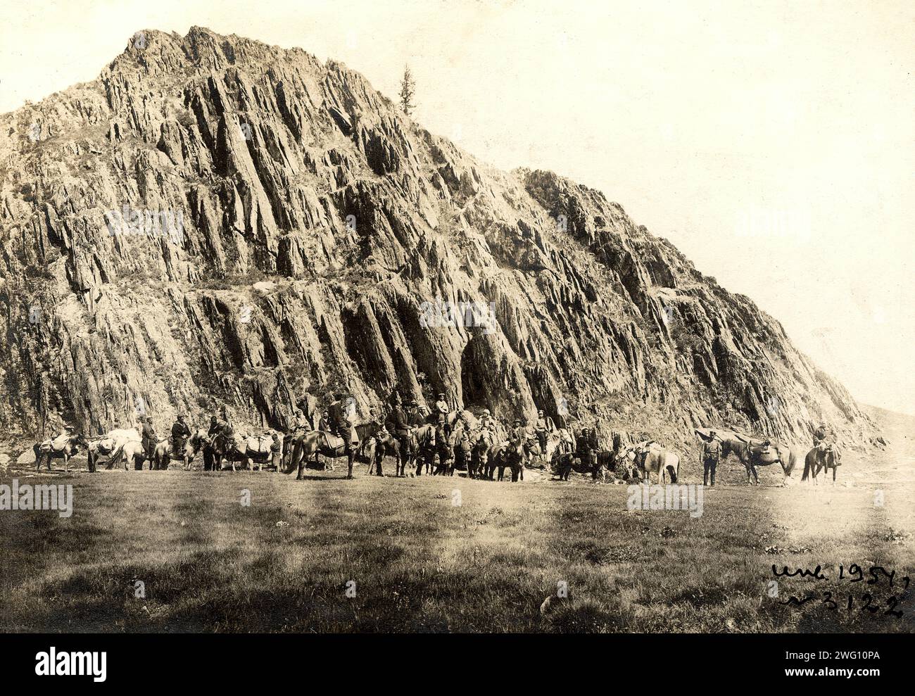 Expeditionskarawane im Akkem-Tal, 1895. Aus einer Sammlung von 60 Fotos von V.V. Saposchnikow (1861–1924), einem Geographen, Botaniker, Ethnographen und Professor an der Staatlichen Universität Tomsk (der ersten Hochschule in Sibirien), der bedeutende Beiträge zur Erforschung der südsibirischen Region leistete. Die Fotografien wurden 1895-99 während seiner Expeditionen in die Altai-Berge aufgenommen und später aus seinen Negativen für das Altai State Regional Studies Museum in Barnaul reproduziert. Die Kollektion ist einzigartig für ihre komplexen und spektakulären Ausblicke, die eine Vielzahl umfasst Stockfoto