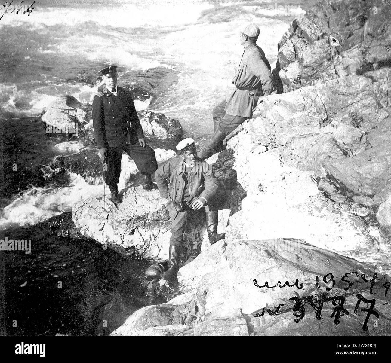 Am Ufer des Flusses Katun in der Nähe des Dorfes Tavdy, 1895. Aus einer Sammlung von 60 Fotos von V.V. Saposchnikow (1861–1924), einem Geographen, Botaniker, Ethnographen und Professor an der Staatlichen Universität Tomsk (der ersten Hochschule in Sibirien), der bedeutende Beiträge zur Erforschung der südsibirischen Region leistete. Die Fotografien wurden 1895-99 während seiner Expeditionen in die Altai-Berge aufgenommen und später aus seinen Negativen für das Altai State Regional Studies Museum in Barnaul reproduziert. Die Kollektion ist einzigartig für ihre komplexe und spektakuläre Aussicht, Bucht Stockfoto