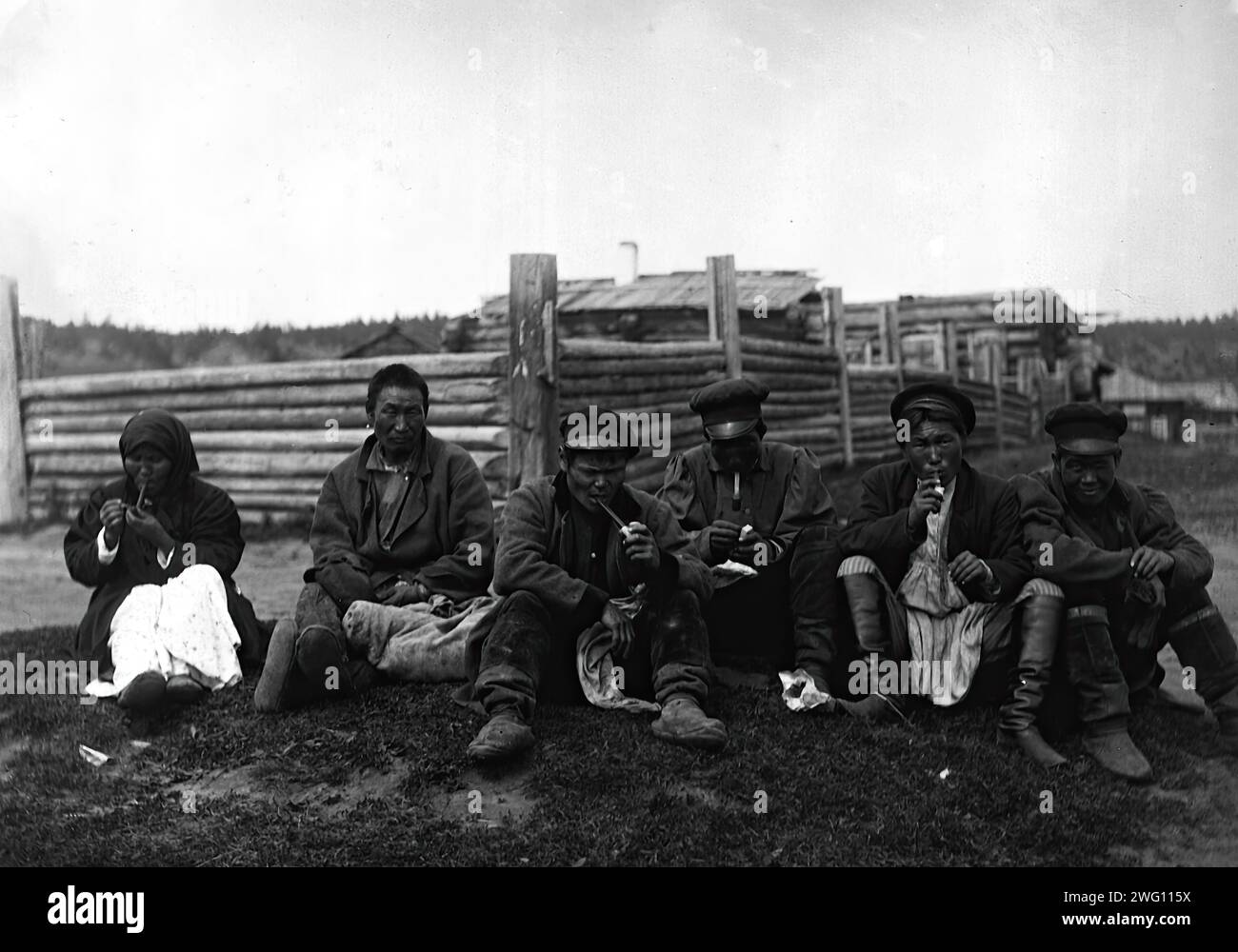 Pfeifenrauchen, 1890. Das Album „Views of the Yakutsk Region“ enthält 151 Fotos. Zu den Themen gehören die Ufer des Lena River, verschiedene Arten des Flusses, einschließlich Boote, Flöße, Handelskähne und Dampfschiffe, Poststellen entlang der Lena Highway und Transport mit Pferden und Rentieren. Einige der Fotografien sind mit den Initialen "I. P." der Staatlichen Universität Irkutsk signiert Stockfoto