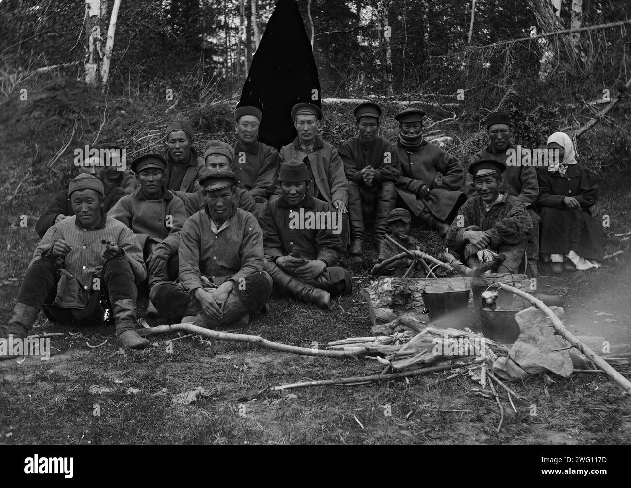 Mittagessen im Wald, 1890. Das Album „Views of the Yakutsk Region“ enthält 151 Fotos. Zu den Themen gehören die Ufer des Lena River, verschiedene Arten des Flusses, einschließlich Boote, Flöße, Handelskähne und Dampfschiffe, Poststellen entlang der Lena Highway und Transport mit Pferden und Rentieren. Einige der Fotografien sind mit den Initialen "I. P." der Staatlichen Universität Irkutsk signiert Stockfoto