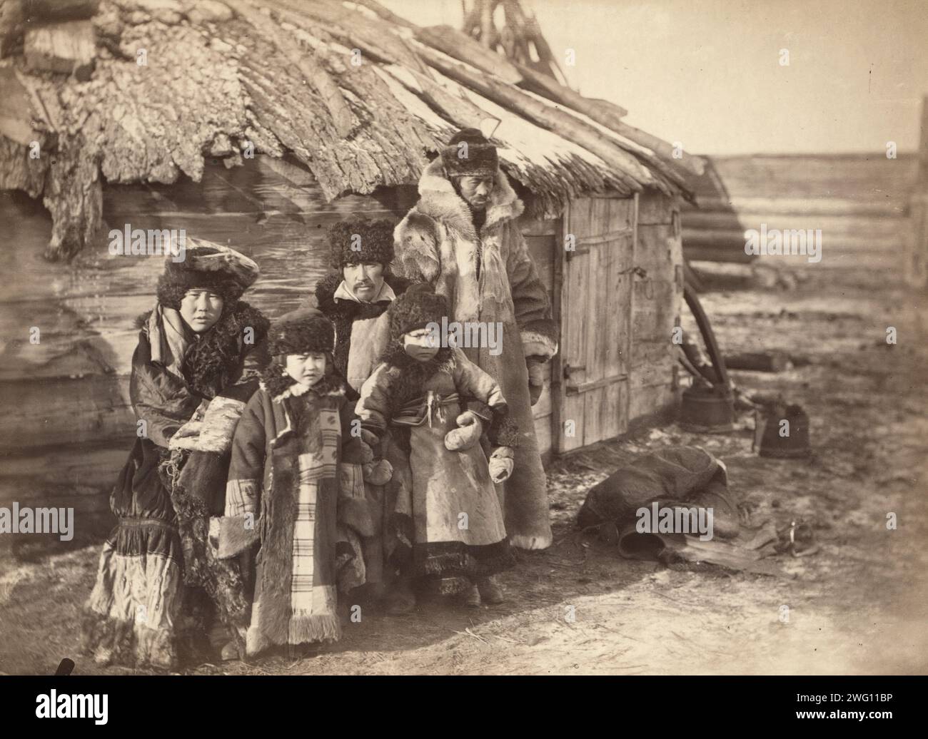 Gruppe Tataren [d. h. Tataren] in einem kleinen Dorf in der Nähe von Minisinsk [d. h. Minusinsk], zwischen 1885 und 1886. Eine Tatarenfamilie posierte vor ihrem Haus in der Nähe von Minusinsk. Stockfoto