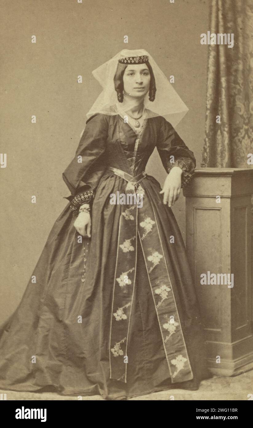 Porträt der georgischen Frau, leicht nach rechts gerichtet, zwischen 1870 und 1886. Auf dem Verso ist die georgische Frau eingeschrieben. Stockfoto