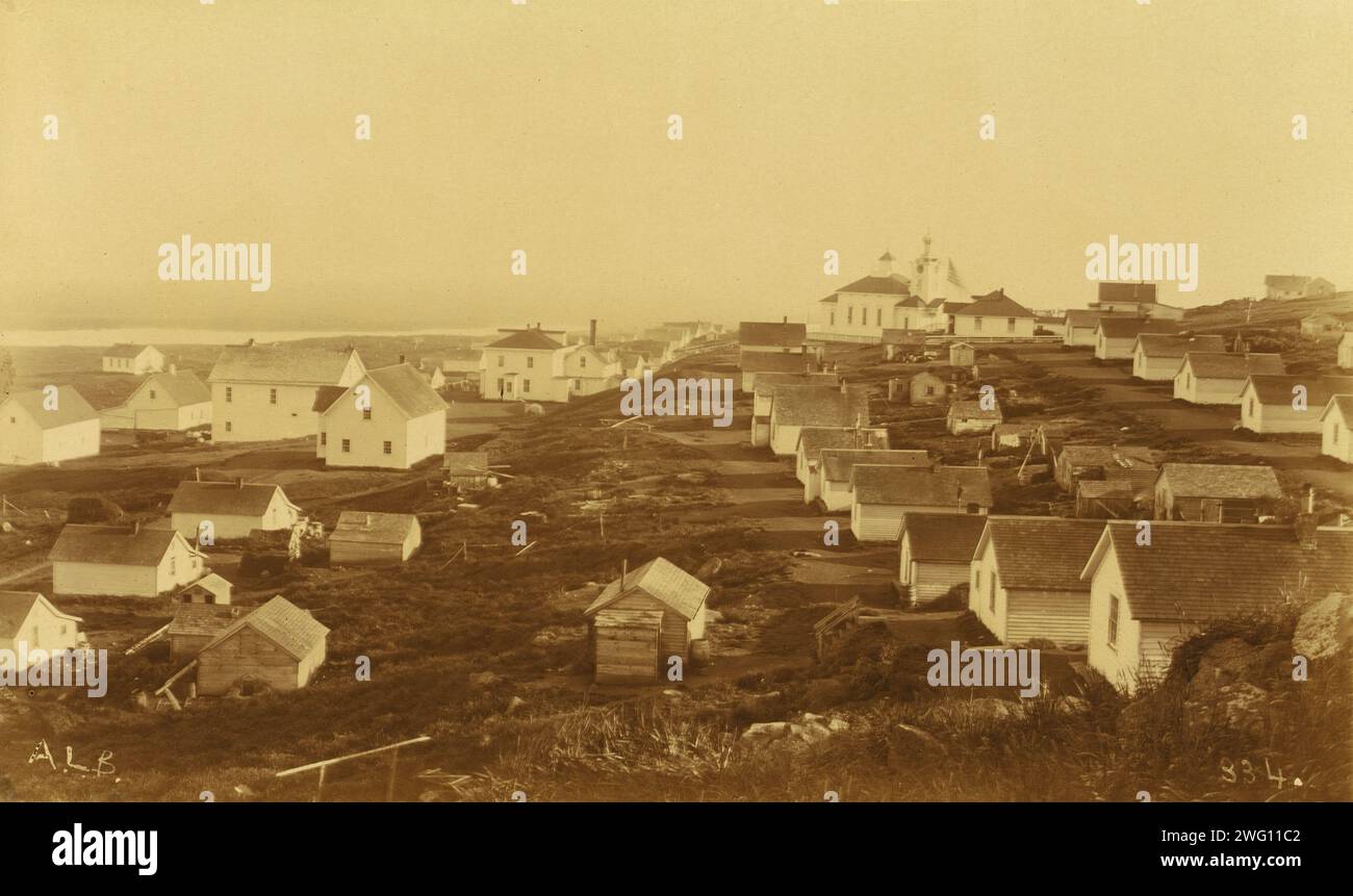 Unbekanntes Dorf, möglicherweise auf Unalaska Island; russische Kirche mit Uhr im Glockenturm im Hintergrund, 1894 oder 1895. In Album: Dokumentarfotos von Alaska und den Inseln vor der Nordküste, 1894-1895, l. 72, Nr. 334. Stockfoto
