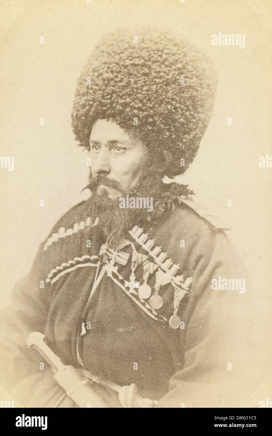 Halblanges Porträt des Daghestani-Mannes, nach links gerichtet, zwischen 1870 und 1886. Halblanges Porträt eines Bergsteigers aus Daghestan, der nach links sitzt. Auf dem Verso steht: Bergsteiger Daghestan. Stockfoto