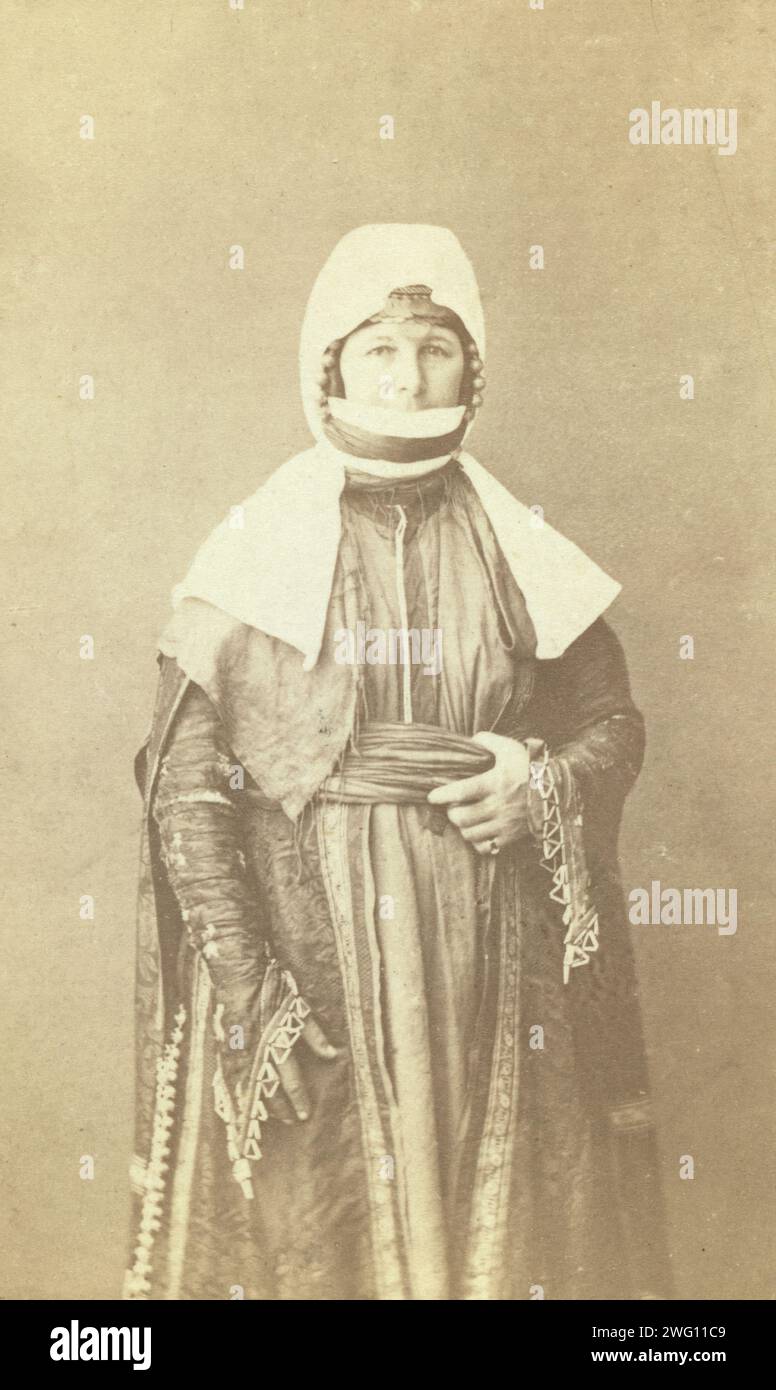 Porträt einer Frau in Dreiviertellänge, mit Blick auf die Vorderseite, zwischen 1870 und 1886. Auf dem Verso steht: Armenische Frau. Stockfoto