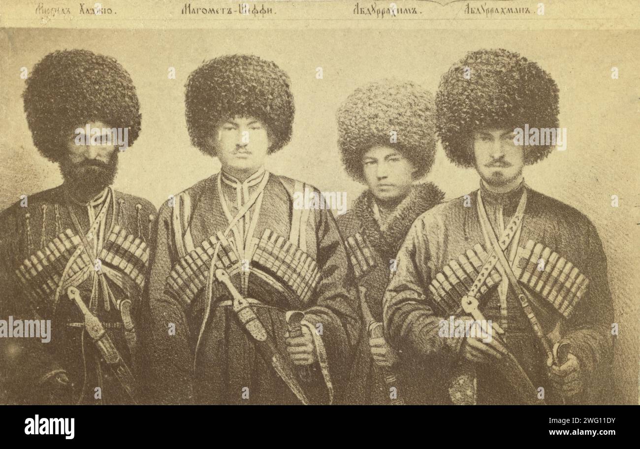 Gruppenporträt von vier Männern aus der Transkaukasus-Region, zwischen 1870 und 1886. Die Namen der Männer stehen auf Russisch über ihrem Bild. Foto einer Zeichnung. Stockfoto