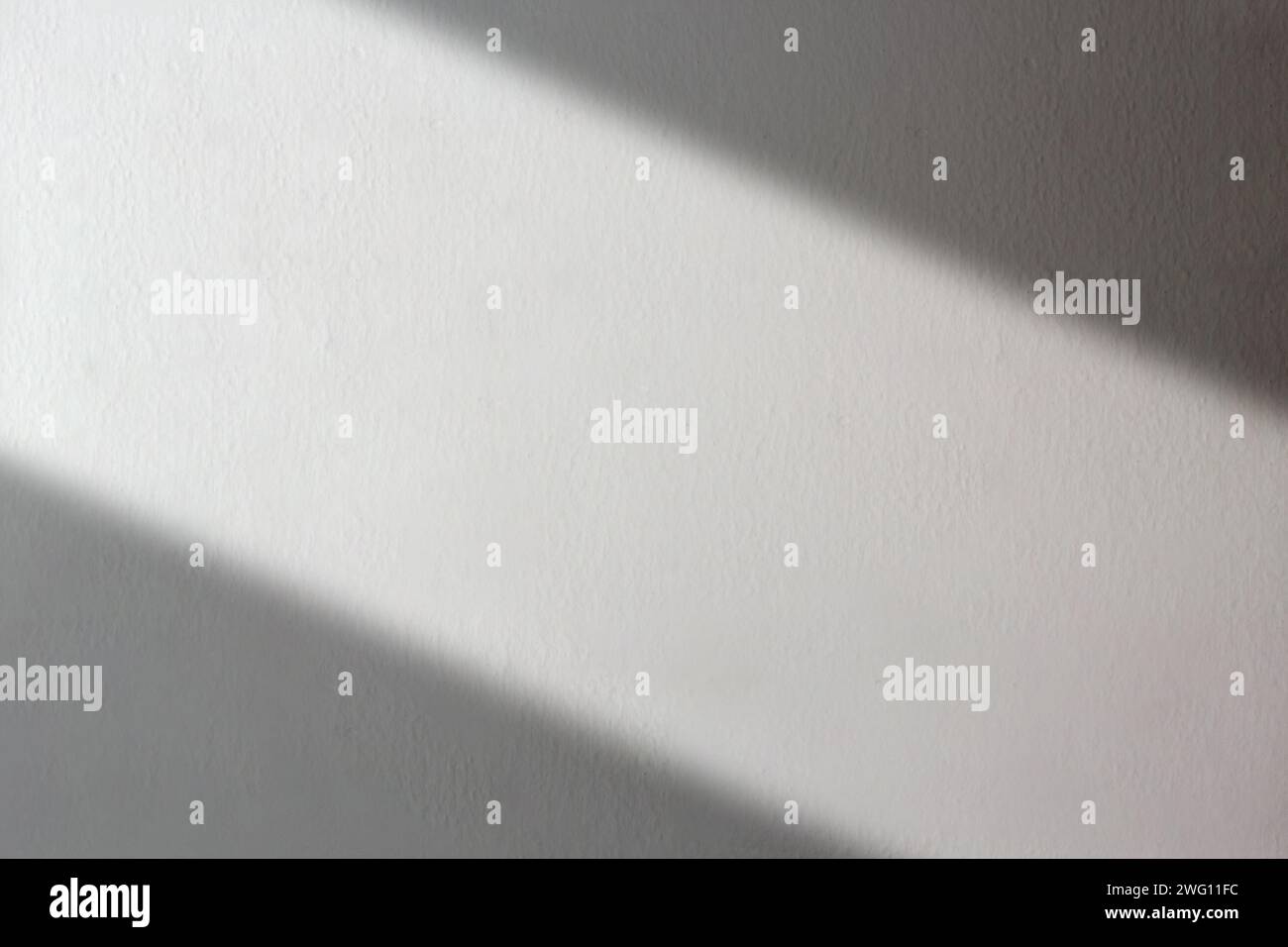 Organischer Fensterschatten auf weißer Betonwand. Überlagerungseffekt für Foto. Szene mit natürlichem Licht. Schattenüberlagerungseffekt. Stockfoto