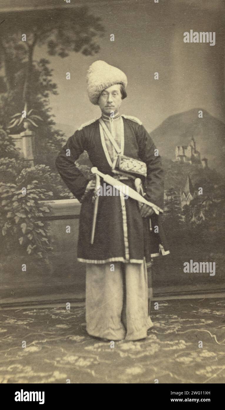 Abendfüllendes Porträt eines nicht identifizierten Mannes auf Georgisch (?) Kleiden Sie sich nach vorne, zwischen 1870 und 1886. Stockfoto