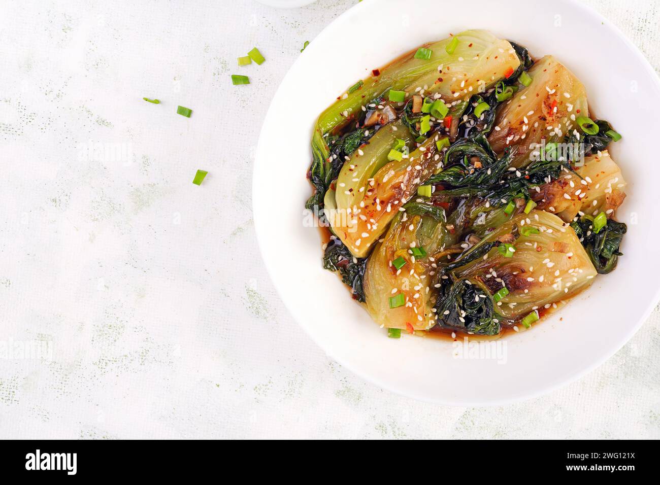 Hausgemachte asiatische sautierte Sojasok Choy mit Sesamsamen. Braten Sie pak Choi unter Rühren. Asiatisches Essen. Draufsicht Stockfoto