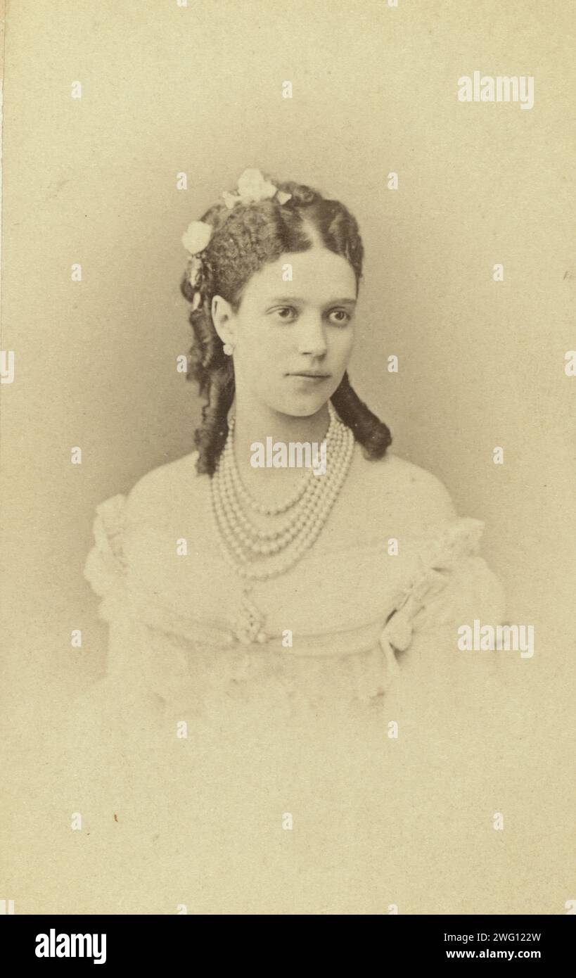Prinzessin Dagmar (spätere Kaiserin Maria Feodorowna) Kopf-und-Schultern-Porträt, nach rechts gerichtet, zwischen 1860 und 1870. Stockfoto