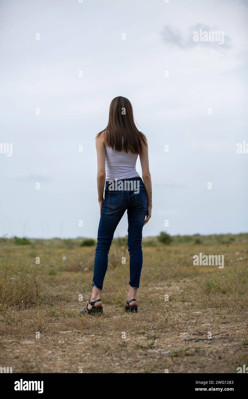 Frau, die auf dem Feld steht Stockfoto