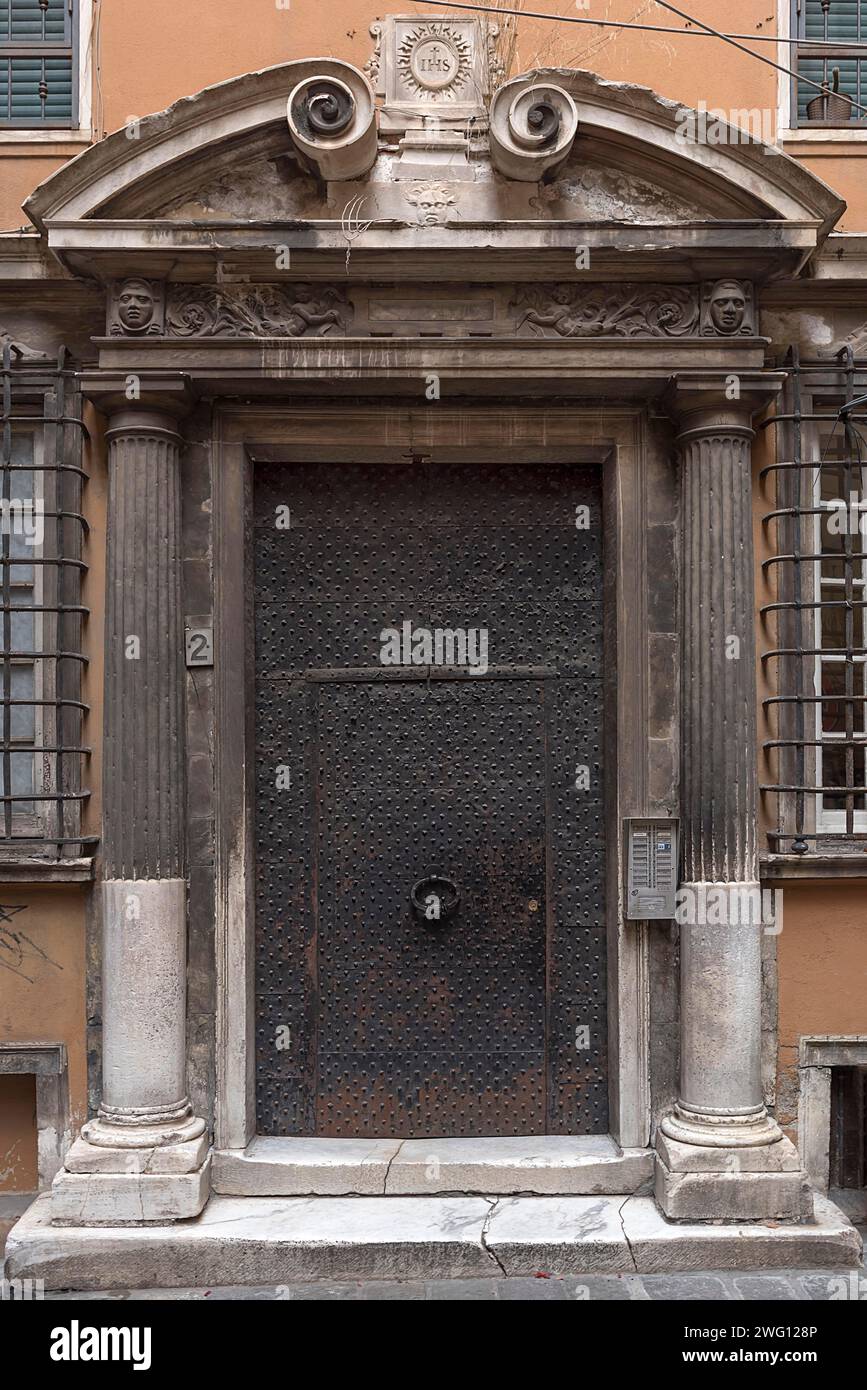 Historisches Eingangsportal eines ehemaligen palazzos im historischen Zentrum von Genua, Italien Stockfoto