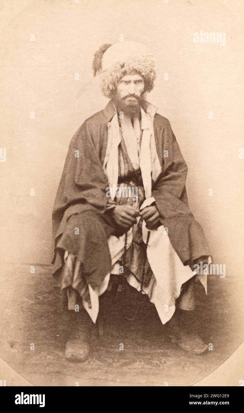 Porträt eines Mannes in voller Länge, sitzend, nach vorne gerichtet, zwischen 1870 und 1886. Stockfoto