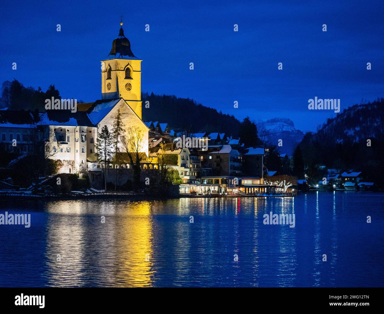 Winterstimmung, blaue Stunde, St. Wolfgang am Wolfgangsee, Salzkammergut, Land Salzburg, Österreich Stockfoto