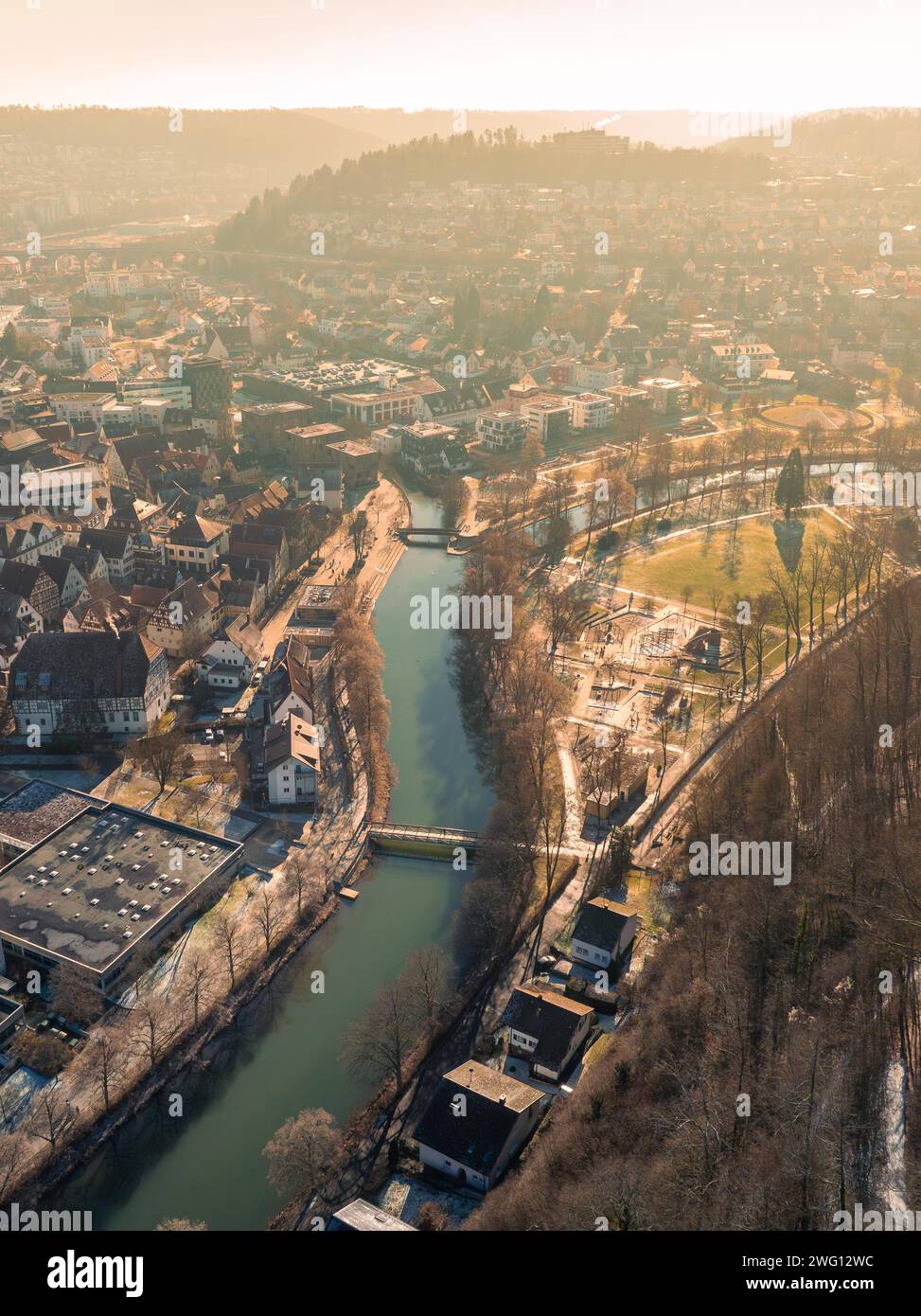 Panoramablick auf eine Stadt mit Fluss und Brücken in der Sonne, Nagold, Schwarzwald, Deutschland Stockfoto