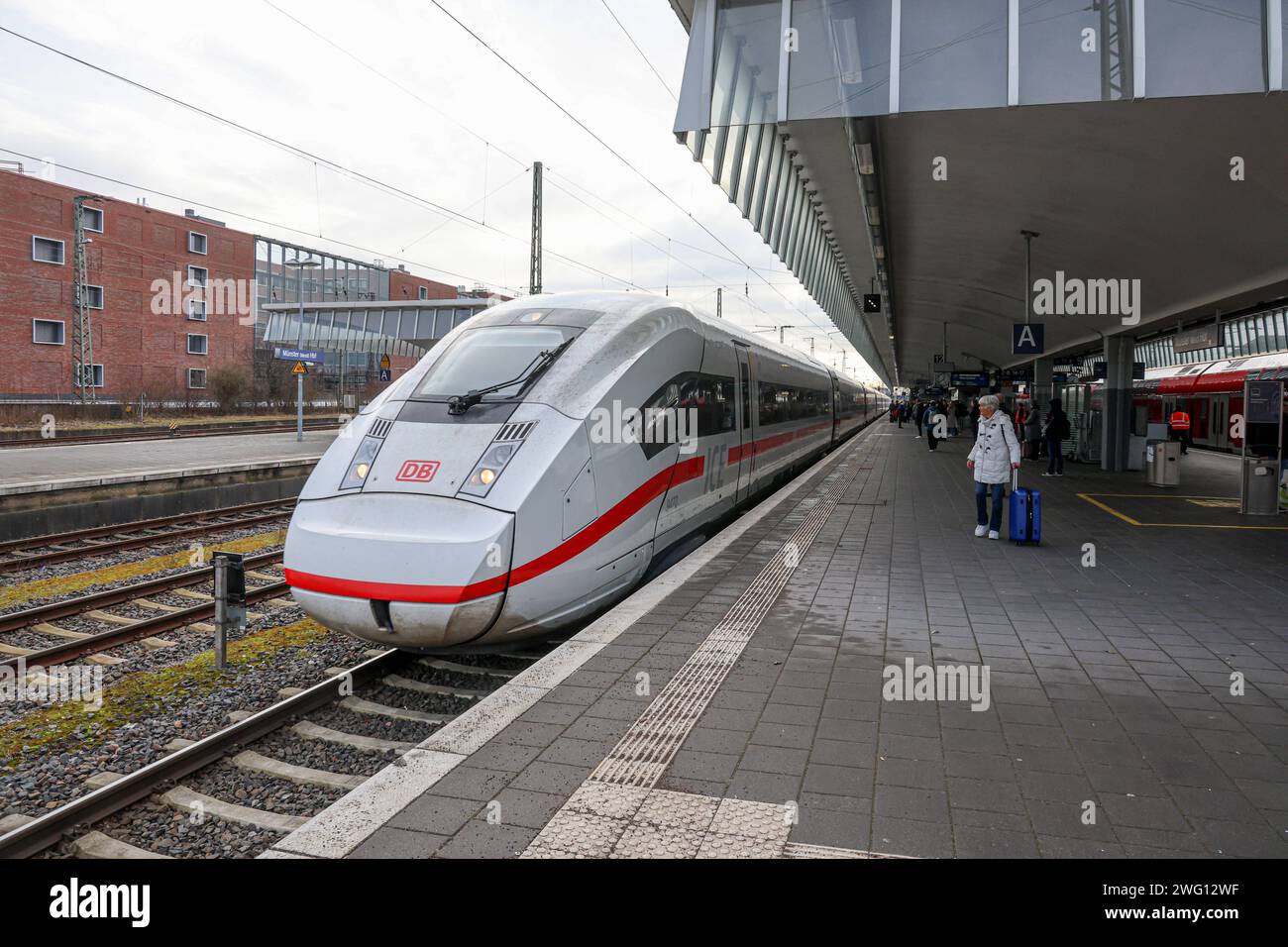 Eisenbahnverkehr am Münster Hauptbahnhof. Intercity Express Zug ICE4 der Deutschen Bahn. Münster