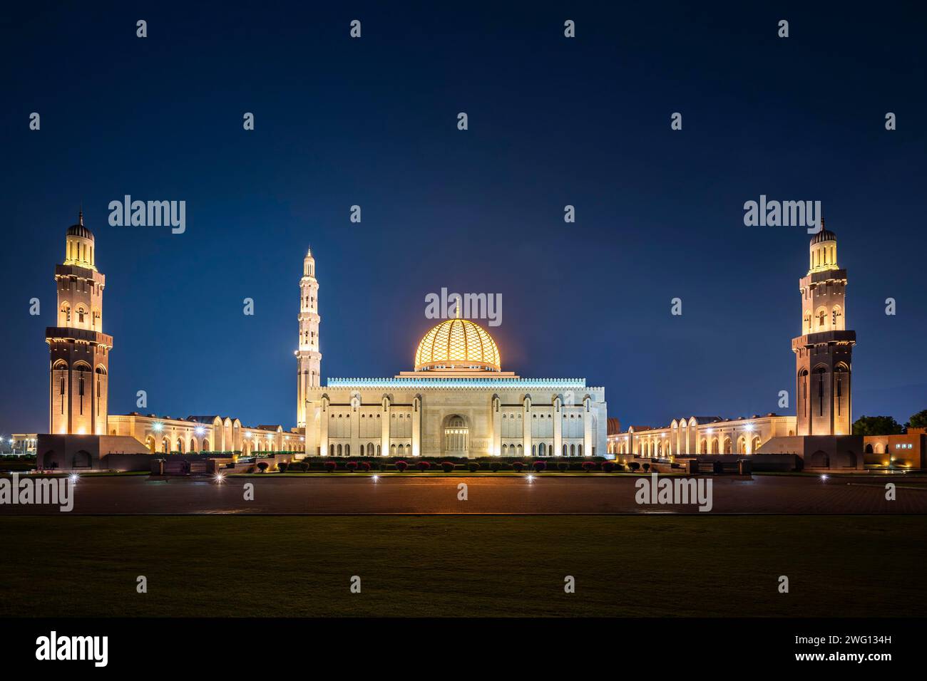 Sultan Qaboos große Moschee, Nachtaufnahme mit Beleuchtung, Maskat, Oman Stockfoto