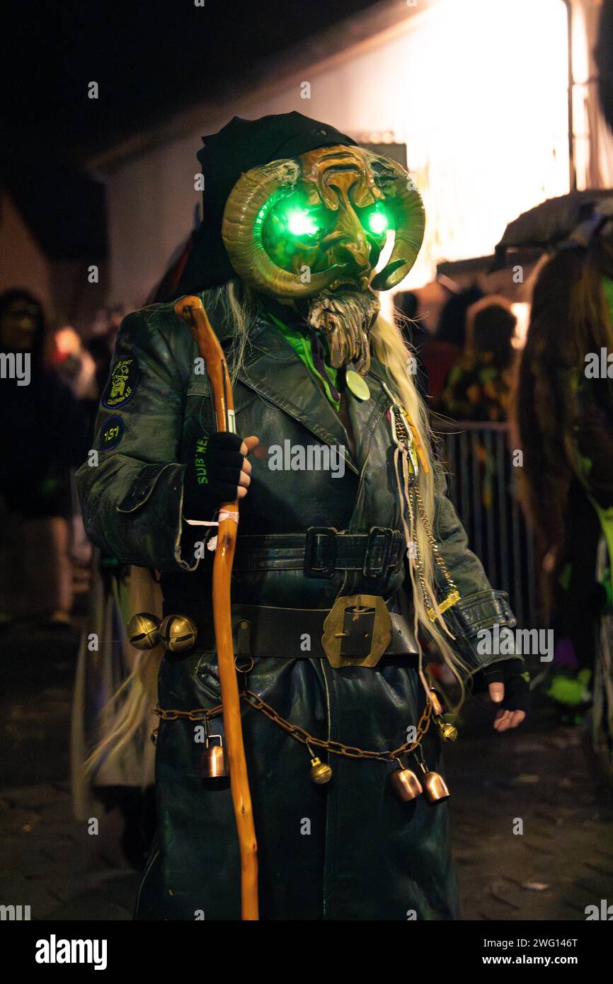 Karnevalsfigur mit Militärkostüm und Maske mit leuchtenden grünen Augen, Karneval, Schellbronner Nachtparade, Schellbronn, Deutschland Stockfoto