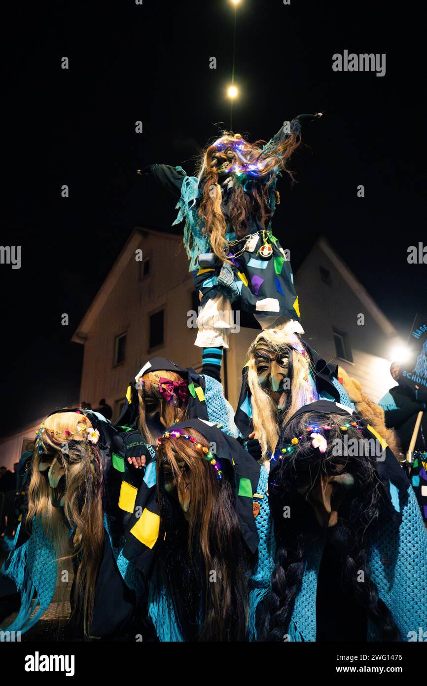 Hexenfiguren auf einer Nachtkarnevalsparade mit beleuchteten Kostümen, Karneval, Schellbronner Nachtparade, Schellbronn, Deutschland Stockfoto