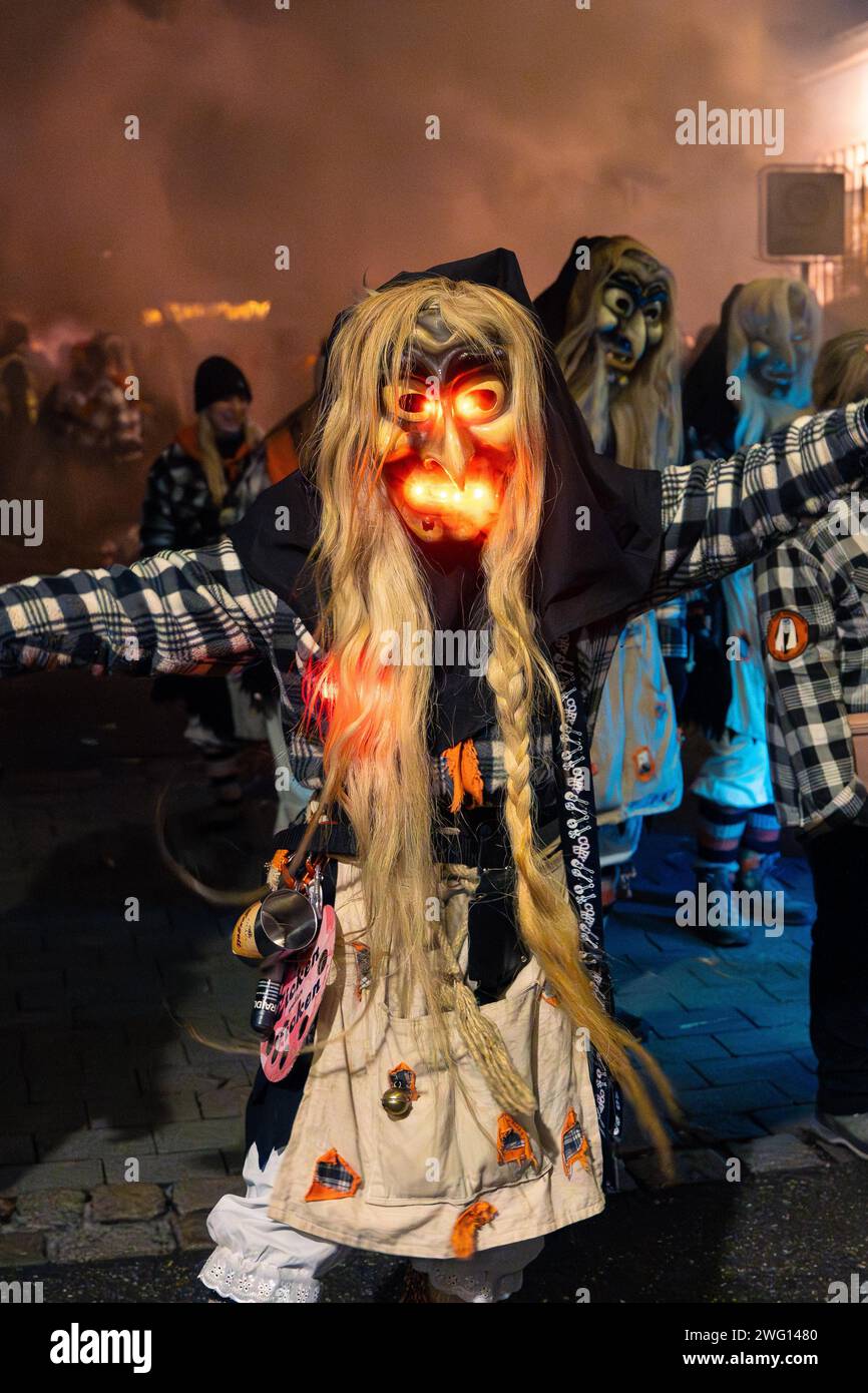 Person in einem gruseligen Kostüm mit leuchtenden Augen bei einer nächtlichen Veranstaltung, Karneval, Schellbronner Nachtparade, Schellbronn, Deutschland Stockfoto