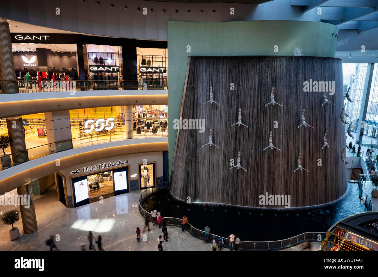 Innenansicht, der Wasserfall, künstlicher Indoor-Wasserfall mit lebensgroßen Pullover-Skulpturen, Installation nach der Perlentaucher-Tradition, Dubai Luxury Stockfoto