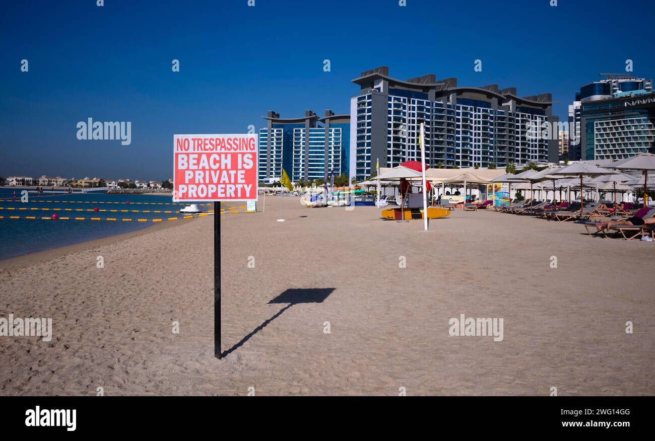 Privatstrand Schild, KEIN ZUTRITT, STRAND IST PRIVATES GRUNDSTÜCK, Strand, Sonnenschirme, Hotel NH Collection The Palm Jumeirah, Dubai, Vereinigte Arabische Emirate Stockfoto