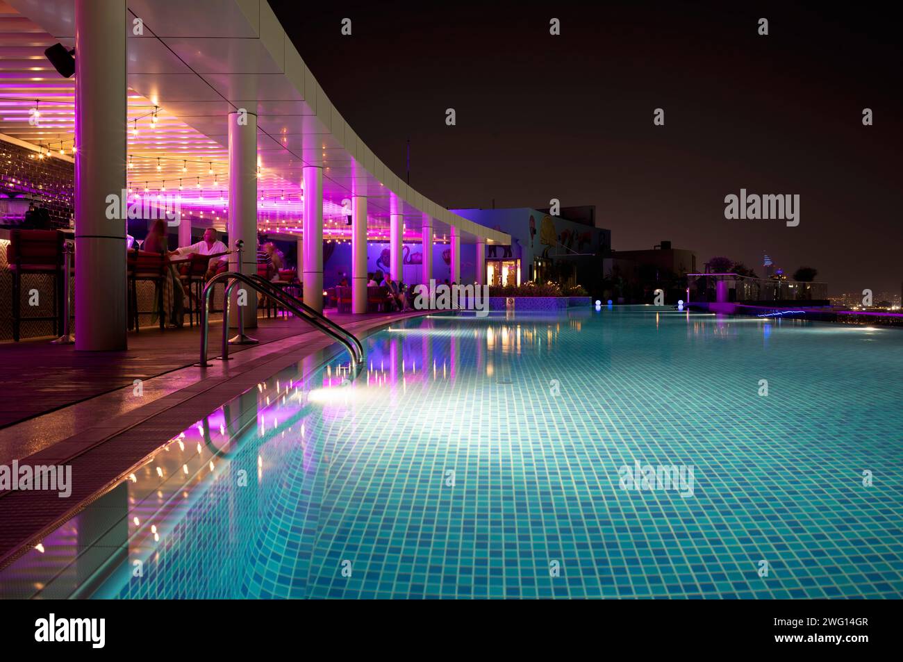 Nachtaufnahme Dachpool, Swimmingpool, Hotel NH Collection The Palm Jumeirah, Dubai, Vereinigte Arabische Emirate, VAR Stockfoto
