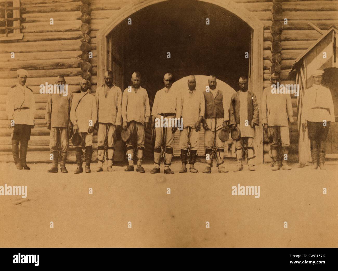 Verbannte Sträflinge aus dem Korsakow-Gefängnis bei einem Fluchtversuch, 1880-1899. Aus einem Album, das in den 1890er Jahren auf der Insel Sakhalin entstand Sachalin wurde vom kaiserlichen Russland als Strafkolonie und Exilort für Kriminelle und politische Gefangene genutzt. Zwischen 1869 und 1906 ertrugen mehr als 30.000 Häftlinge und Exilanten die harten Bedingungen der Zwangsarbeiterkolonie auf der Insel. Das Album enthält Fotografien, die seltene Einblicke in Sachalins Siedlungen und Gefängnisse sowie die Gefangenen, Exilanten und Wärter geben, die die Insel bewohnten. Anton Tschechow, der russische Schriftsteller und Mediziner, hat drei Jahre lang verbracht Stockfoto