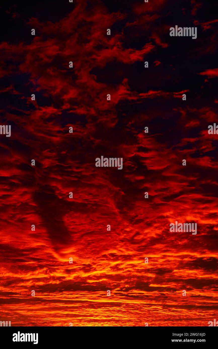 Dramatische orangene Wolken bei Sonnenaufgang oder Sonnenuntergang. Dramatischer Blick auf den Himmel. Stockfoto