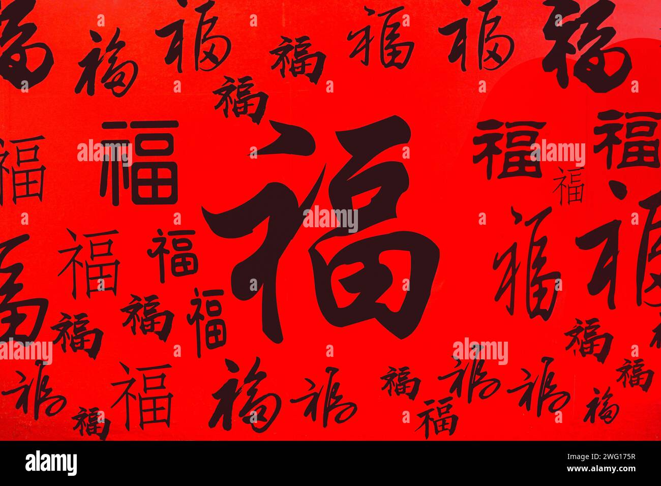Verschiedene chinesische Schriftzeichen „FU“ auf rotem Hintergrund, was Segen, Glück, Glückseligkeit bedeutet. Chinesisches Kulturkonzept. Stockfoto