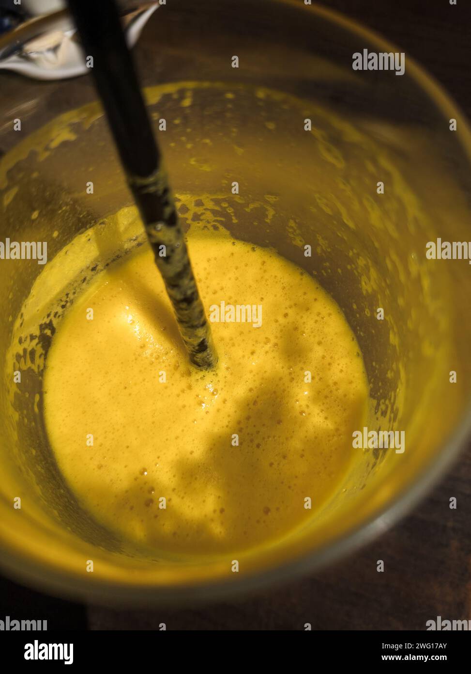 Frischer Orangensaft im Glasboden Stockfoto