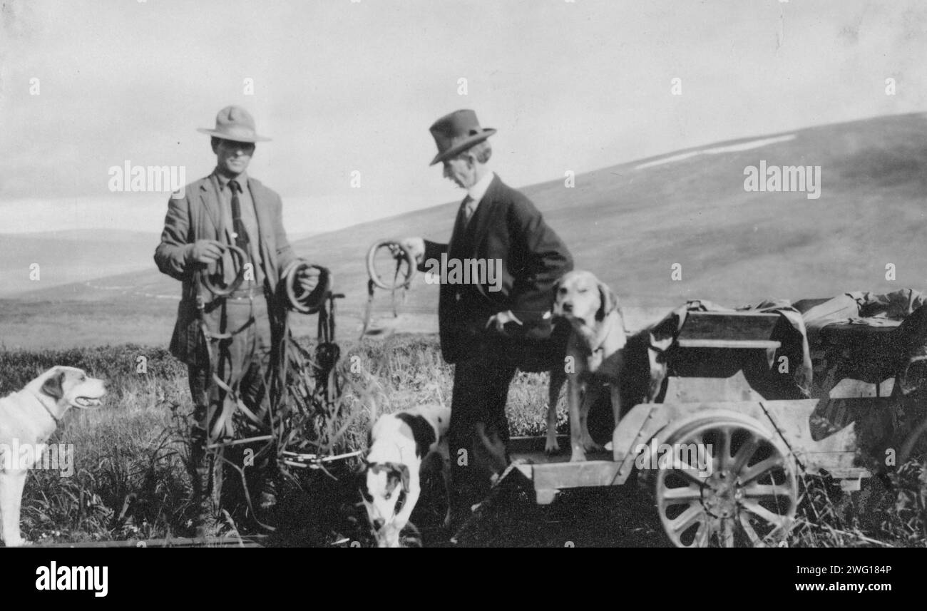 Frank G. Carpenter neben dem Pupmobil, zwischen 1900 und 1916. Stockfoto