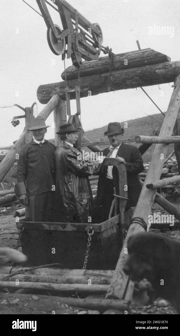 Frank G. Carpenter in der Mitte des Eimers in der Goldmine, zwischen 1900 und 1916. Stockfoto