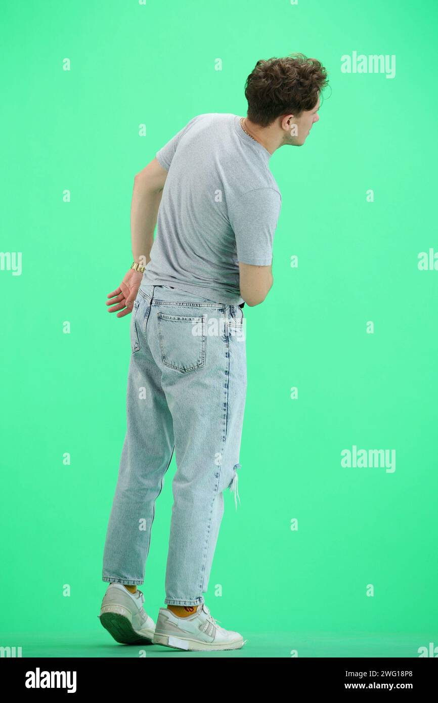 Ein Mann, voller Länge, auf grünem Hintergrund Stockfoto