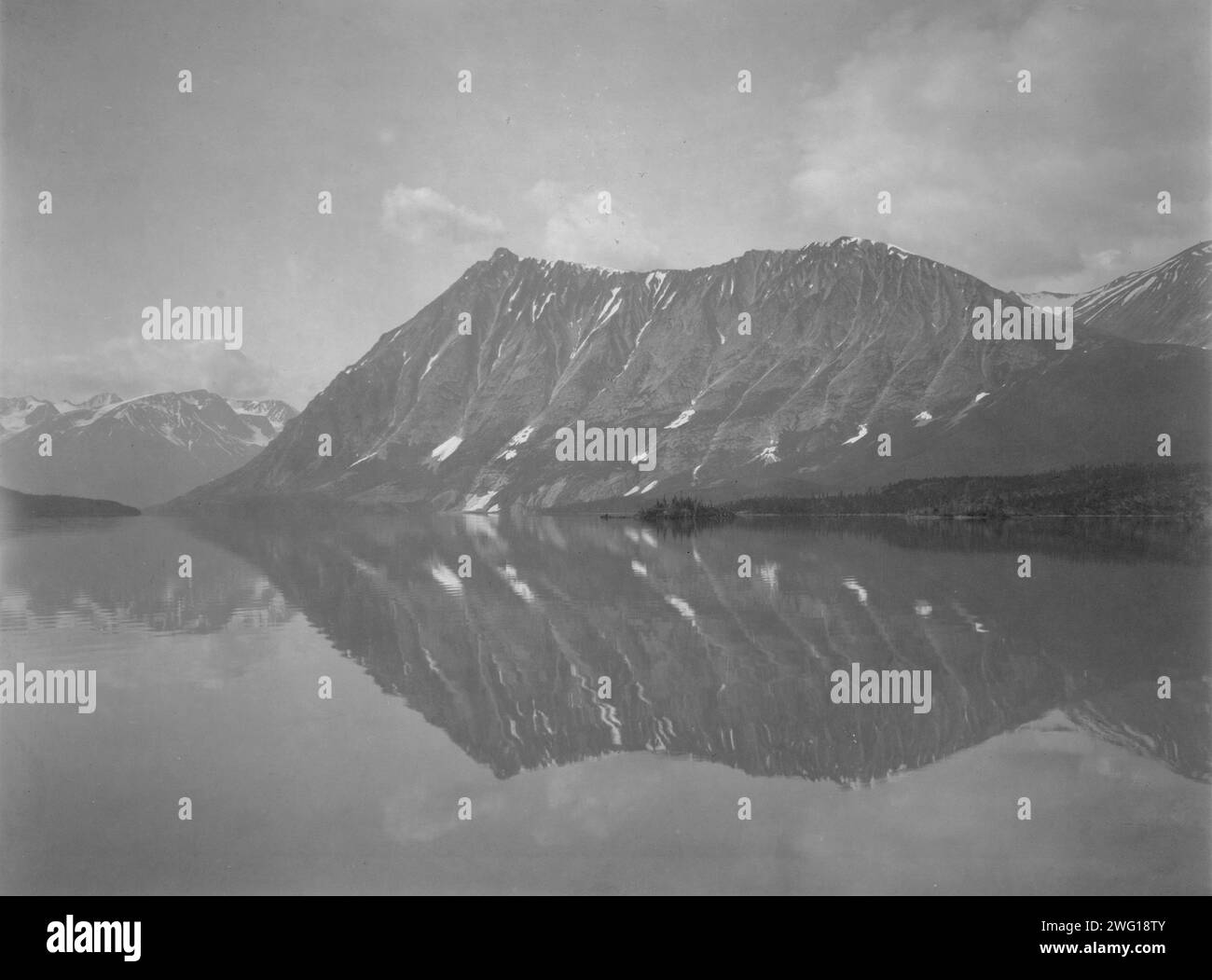 Cathedral Mountain und Lake Atlin, zwischen 1900 und 1927. Stockfoto