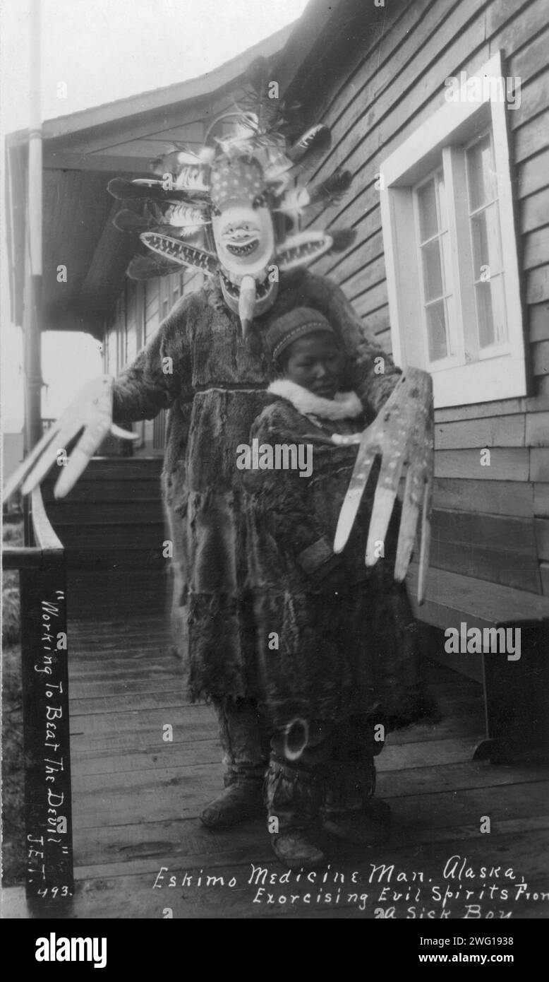 Eskimo-Medizinmann und kranker Junge, zwischen 1900 und 1930. Stockfoto