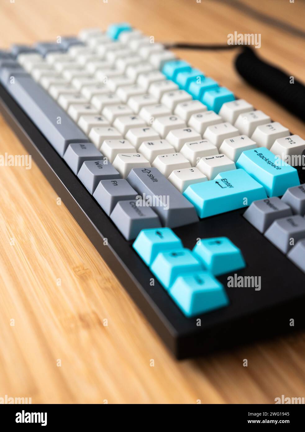 Eine mechanische Tastatur auf einem Holztisch. Stockfoto