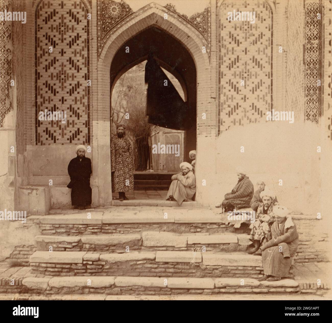 Am Eingang zu Shakh-i Zindeh, Samarkand, zwischen 1905 und 1915. Die Männer saßen unter dem Bogengang. Im Album: Views in Central Asia, Russian Empire, LOT 10338, No 56. Stockfoto