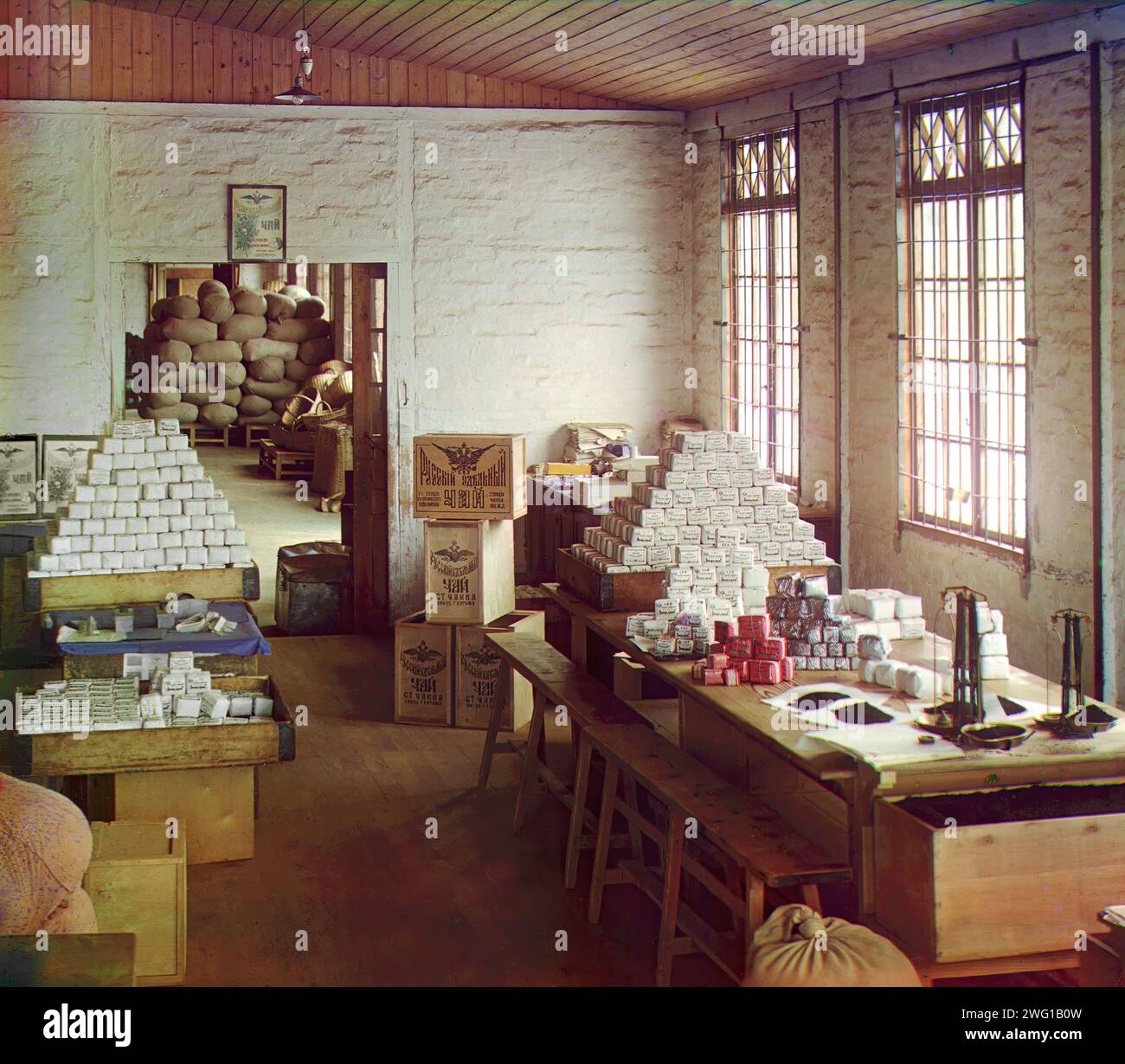 Wägebereich [Teefabrik Chakva], zwischen 1905 und 1915. Das Innere eines Teeverpackungs- und Wiegebetriebs in der Teefarm- und Verarbeitungsanlage Chakva nördlich von Batumi, nahe der Schwarzmeerküste in der heutigen Republik Georgien. Die Chakva-Farm und -Pflanze war einer der wichtigsten Teelieferanten für alle Teile des Russischen Reiches. Der russische Chemiker und Fotograf Sergej Prokudin-Gorski (1863–1944) war ein Pionier der Farbfotografie, mit der er Russland und ihr Reich Anfang des 20. Jahrhunderts dokumentierte, einschließlich der verschwindenden Lebensweise der Stammesvölker entlang der Sil Stockfoto