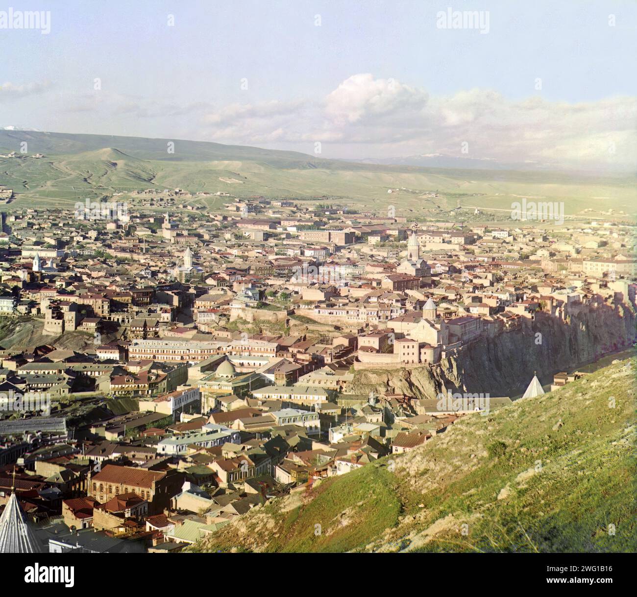 Blick auf Tiflis vom Botanischen Berg, zwischen 1905 und 1915. Dieser Panoramablick auf Tiflis zeigt die Stadt eingebettet in ein Tal inmitten von Bergrücken im Kaukasus. Die Stadt ist heute Tiflis, die Hauptstadt der inzwischen unabhängigen Republik Georgien. Zu der Zeit, als dieses Foto gemacht wurde, hatte die Stadt eine multinationale Bevölkerung von 160.000, darunter Georgier, Armenier, Russen, Perser, Polen, Tataren und Juden. Der russische Chemiker und Fotograf Sergej Prokudin-Gorsky (1863–1944) war ein Pionier der Farbfotografie, mit der er Russland und ihr Reich, einschließlich Th, dokumentierte Stockfoto