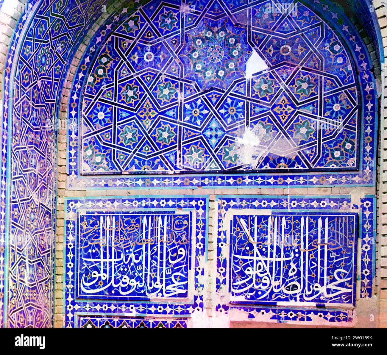 Mosaike an den Shakh-i Zindeh-Mauern in Samarkand zwischen 1905 und 1915. Das Shah-i-Zinda Ensemble umfasst Mausoleen und andere rituelle Gebäude aus dem 11. Bis 15. Und 19. Jahrhundert. Stockfoto