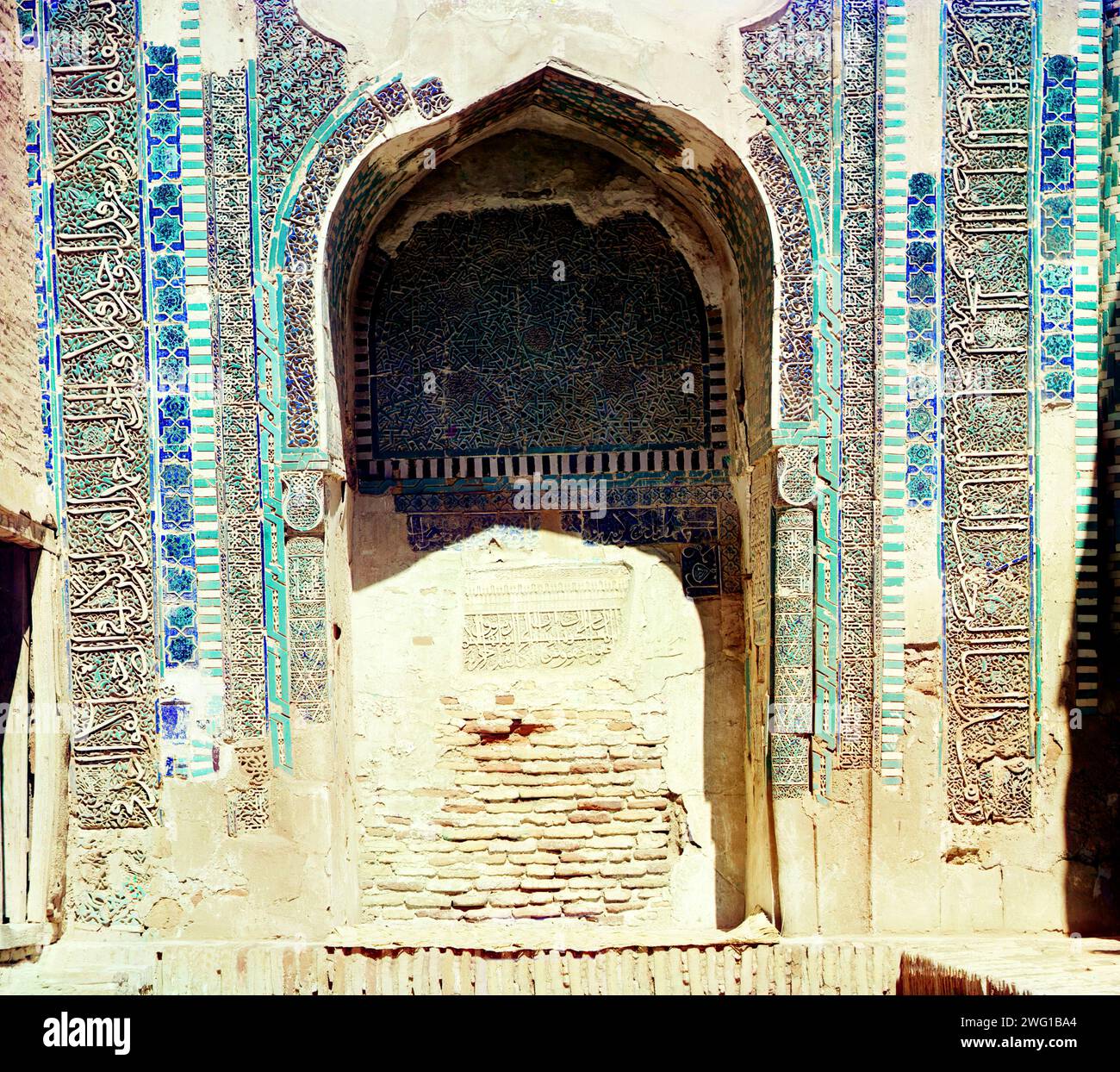 Nische in der Rückwand von Shakh-i Zindeh [Moschee], Samarkand, zwischen 1905 und 1915. Das Shah-i-Zinda Ensemble umfasst Mausoleen und andere rituelle Gebäude aus dem 11. Bis 15. Und 19. Jahrhundert. Stockfoto