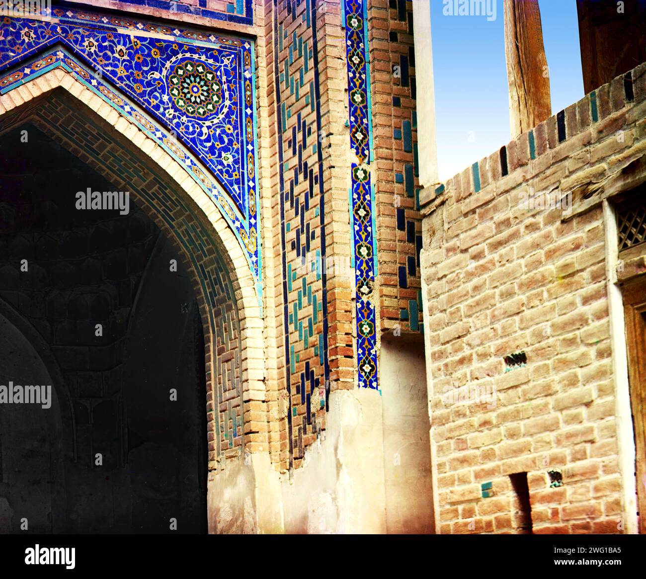 Passage der Toten: Detail über dem Eingang, Samarkand, zwischen 1905 und 1915. Das Shah-i-Zinda Ensemble umfasst Mausoleen und andere rituelle Gebäude aus dem 11. Bis 15. Und 19. Jahrhundert. Stockfoto