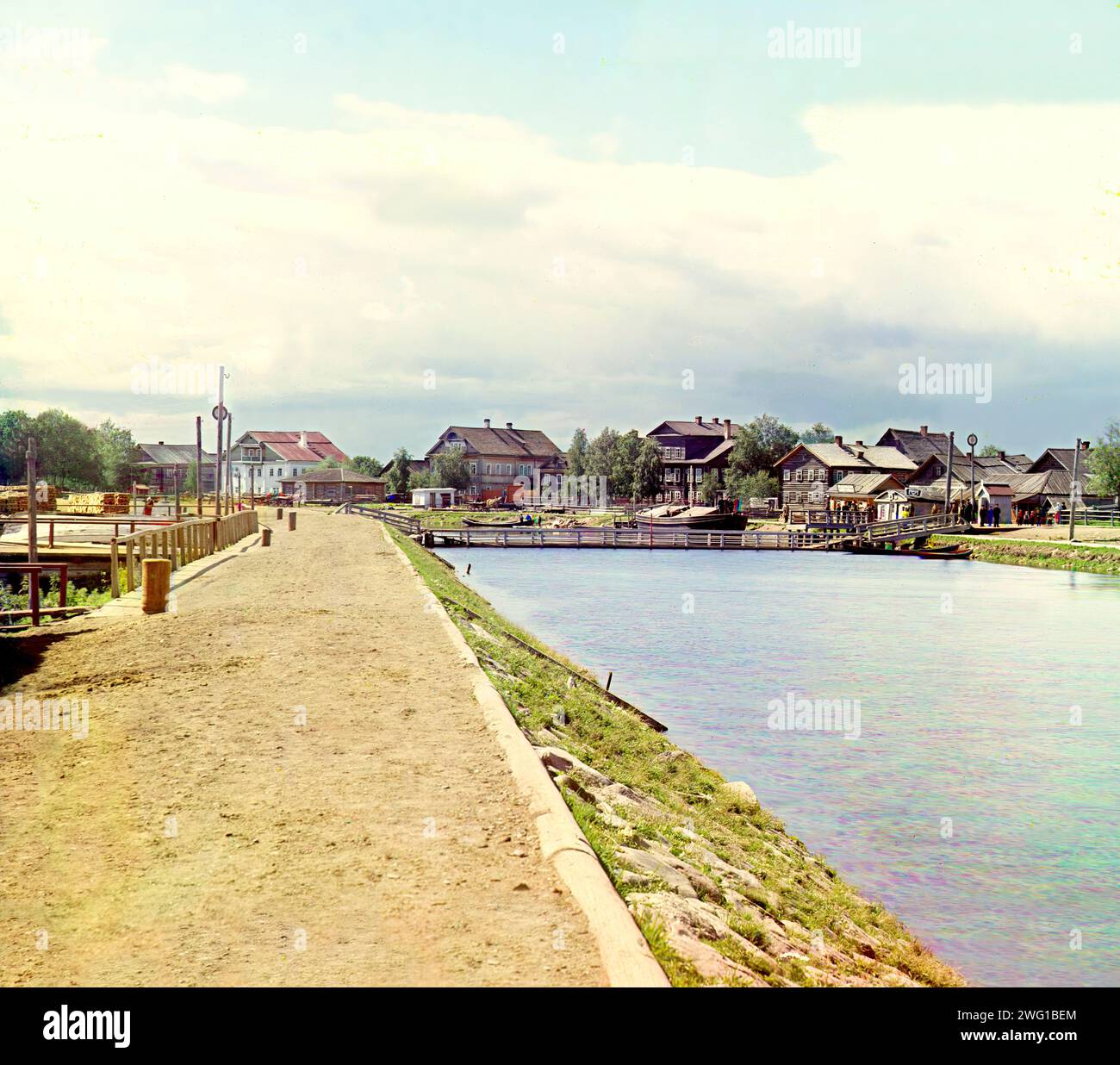Onezhskii-Kanal in der Nähe von Woznesene [Russisches Reich], 1909. Onega-Kanal in Vosnesenje (Vosnesen'ia?), dem heutigen Leningrader Gebiet, Russland. (Woznesenje bedeutet auf Russisch Himmelfahrt). Stockfoto