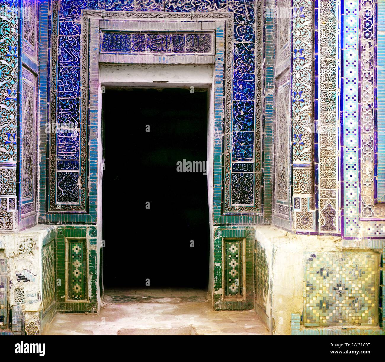 Mosaike an den Shakh-i Zindeh-Mauern in Samarkand zwischen 1905 und 1915. Das Shah-i-Zinda Ensemble umfasst Mausoleen und andere rituelle Gebäude aus dem 11. Bis 15. Und 19. Jahrhundert. Stockfoto